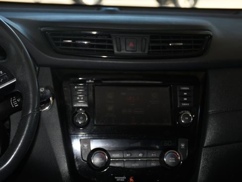 Used 2018 Nissan Rogue SV w/ Premium Package image 17