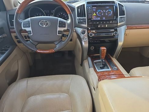 Used 2014 Toyota Land Cruiser image 20
