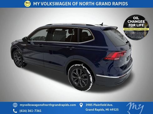 Used 2022 Volkswagen Tiguan SE w/ Panoramic Sunroof Package image 6