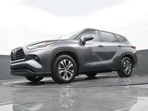 Used 2021 Toyota Highlander XLE FWD image 29