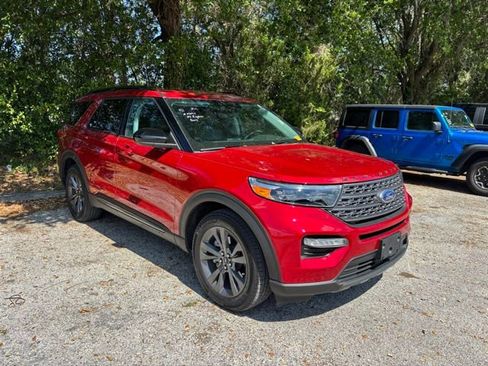 Used 2024 Ford Explorer XLT w/ Equipment Group 202A RWD image 2