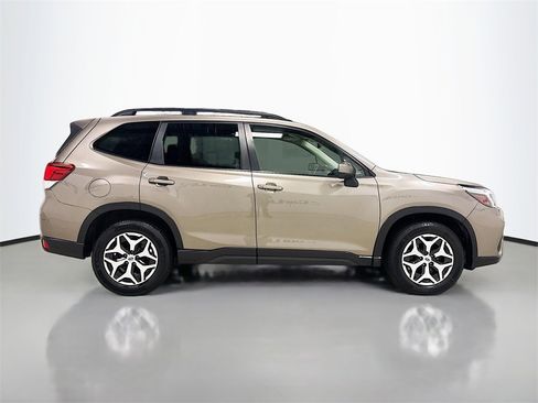 Used 2020 Subaru Forester Premium image 8