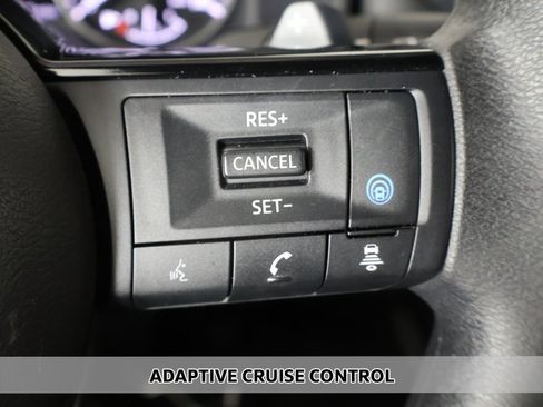 Used 2023 Nissan Rogue SV image 3