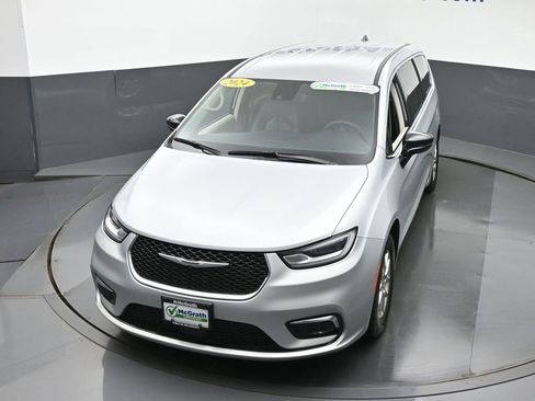 Used 2024 Chrysler Pacifica Touring-L image 28