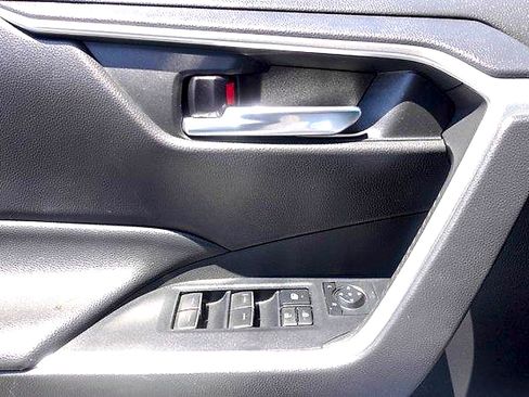 Used 2022 Toyota RAV4 XLE FWD image 11