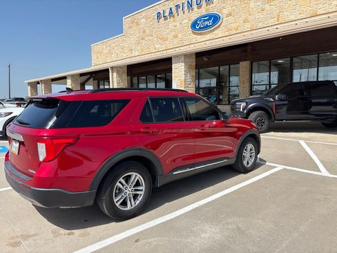 Used 2024 Ford Explorer XLT w/ Equipment Group 202A RWD image 4