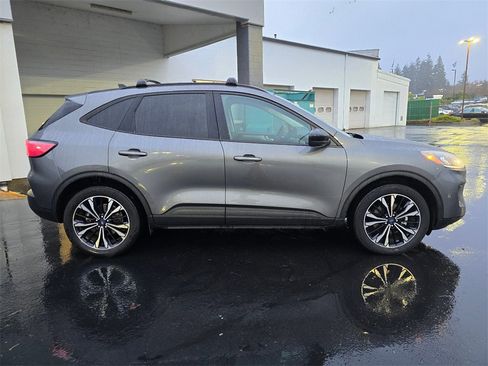 Used 2021 Ford Escape SE w/ SE Sport Appearance Package image 3