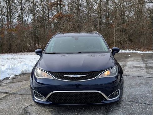 Used 2018 Chrysler Pacifica Touring-L Plus image 2