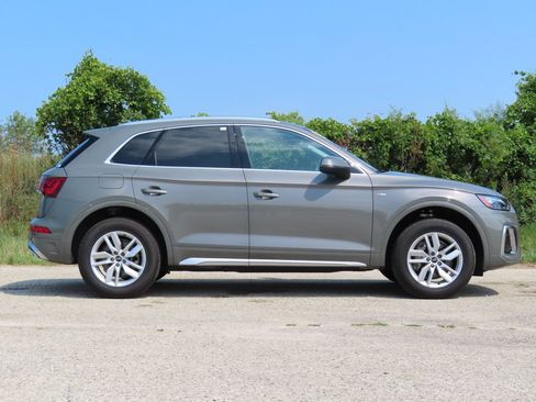 Used 2023 Audi Q5 2.0T Premium w/ Convenience Package AWD/4WD image 2