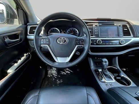 Used 2019 Toyota Highlander XLE AWD/4WD image 8