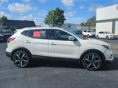 Used 2022 Nissan Rogue Sport SL w/ Premium Package FWD image 4
