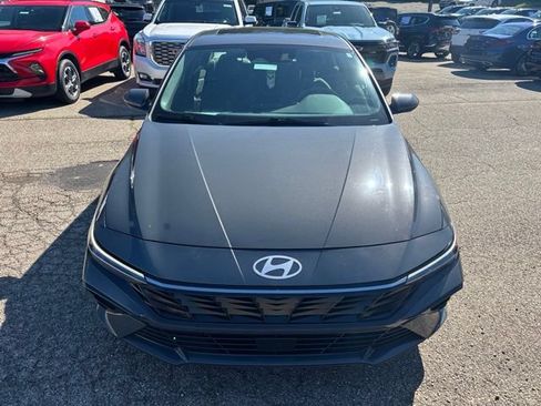 Used 2024 Hyundai Elantra SEL w/ Convenience Package FWD image 2