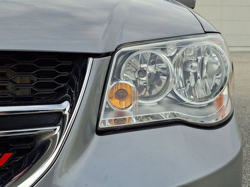 Used 2016 Dodge Grand Caravan SXT image 11