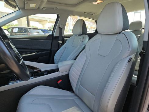 Used 2025 Hyundai Elantra Limited FWD image 16