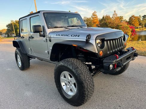 Used 2013 Jeep Wrangler Unlimited Rubicon image 2