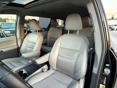 Used 2019 Toyota Sienna XLE FWD image 18