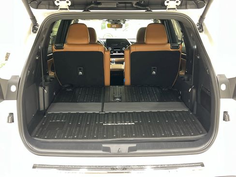 New 2026 Toyota Highlander Platinum image 12