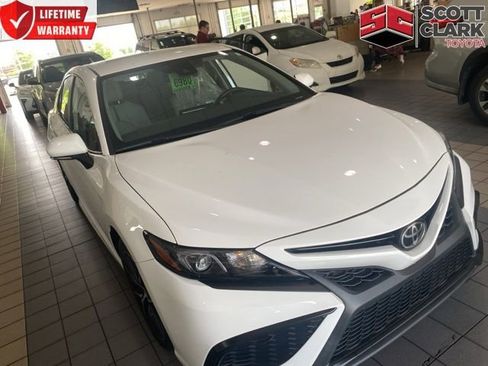 Used 2022 Toyota Camry SE FWD image 1