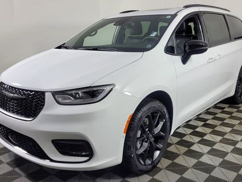 New 2026 Chrysler Pacifica Limited w/ S Appearance Package image 3