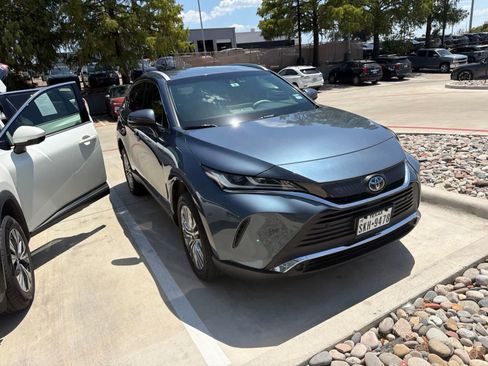 Used 2022 Toyota Venza XLE AWD/4WD image 3