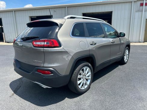 Used 2017 Jeep Cherokee Limited w/ Technology Group FWD image 5