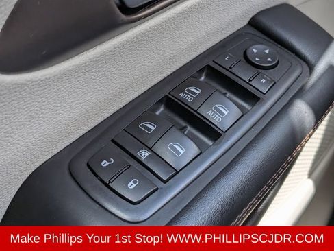 Used 2017 Chrysler Pacifica Touring w/ Tire & Wheel Group FWD image 23