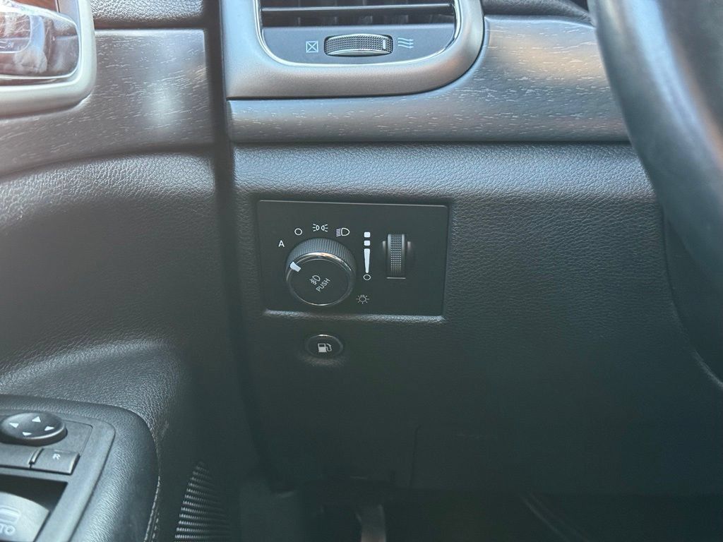 Used 2018 Jeep Grand Cherokee Altitude AWD/4WD image 32
