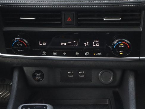 Used 2025 Nissan Rogue SV FWD image 11