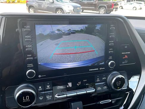 Used 2022 Toyota Highlander LE AWD/4WD image 26