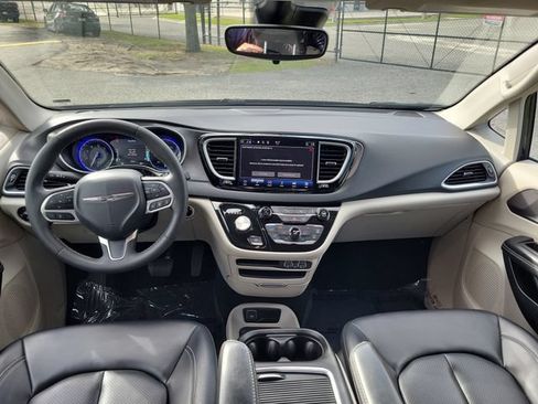 Used 2023 Chrysler Pacifica Touring-L FWD image 9