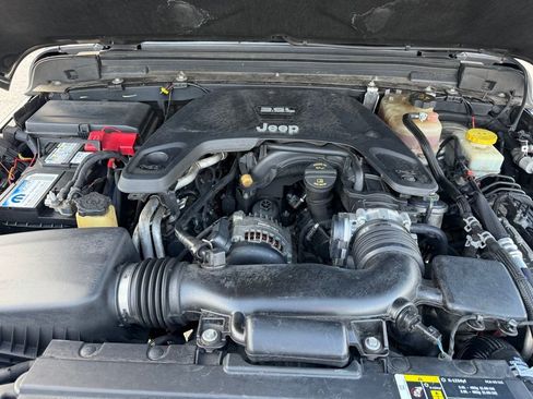 Used 2018 Jeep Wrangler Unlimited Sahara image 12