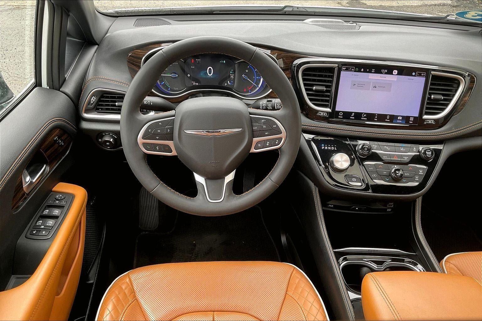 Used 2023 Chrysler Pacifica Pinnacle FWD image 5