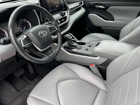 Used 2023 Toyota Highlander XLE image 9