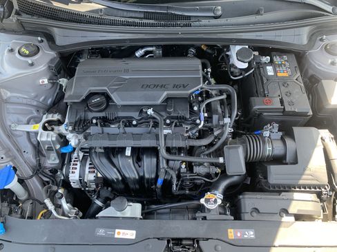 Used 2025 Hyundai Elantra SE FWD image 19