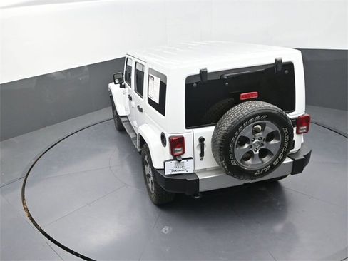 Used 2017 Jeep Wrangler Unlimited Sahara w/ Connectivity Group image 13