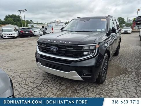 Used 2025 Ford Expedition Platinum AWD/4WD image 1
