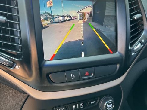 Used 2018 Jeep Cherokee Limited image 32