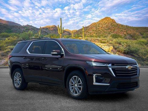 Used 2022 Chevrolet Traverse LT FWD image 2