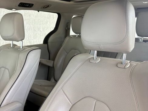 Used 2020 Chrysler Pacifica Limited w/ Advanced Safetytec Group FWD image 2