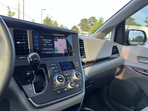 Used 2017 Toyota Sienna XLE image 21