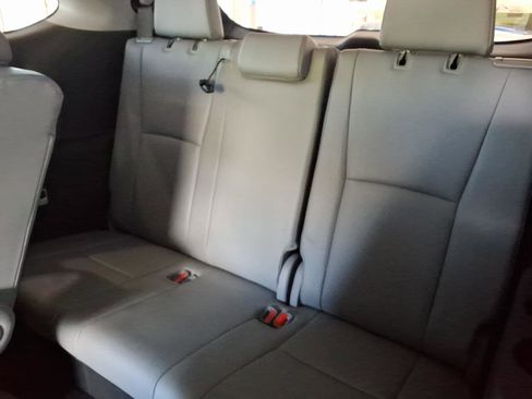Used 2023 Toyota Highlander XLE AWD/4WD image 14
