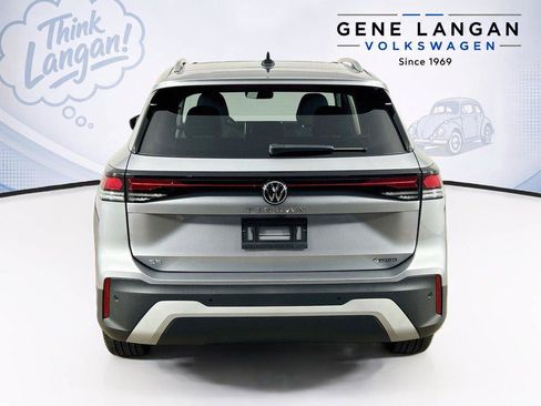Used 2025 Volkswagen Tiguan SE AWD/4WD image 6