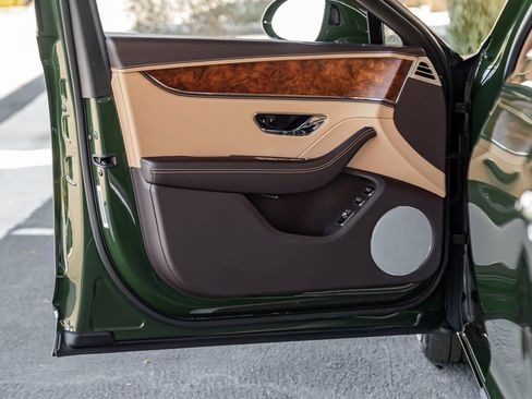 Used 2022 Bentley Flying Spur Plug-In Hybrid image 15