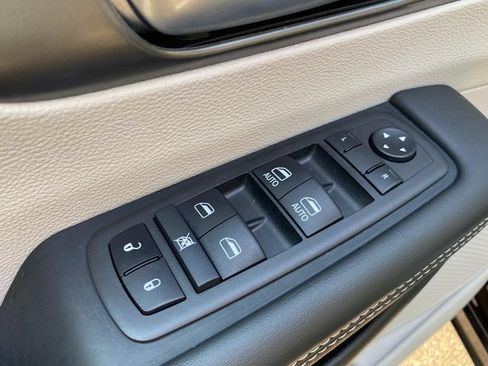 Used 2024 Chrysler Pacifica Touring-L FWD image 14