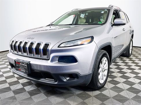 Used 2017 Jeep Cherokee Latitude w/ Safety/Convenience Group image 3