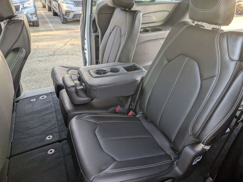 New 2026 Chrysler Pacifica Select image 18