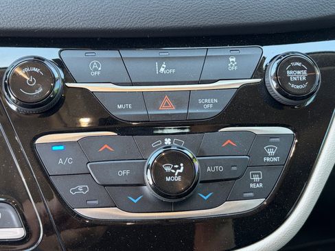 Used 2022 Chrysler Pacifica Touring-L image 25