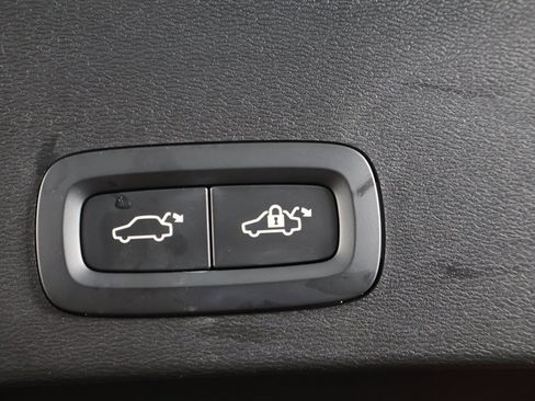 Used 2024 Volvo XC40 B5 Plus image 21