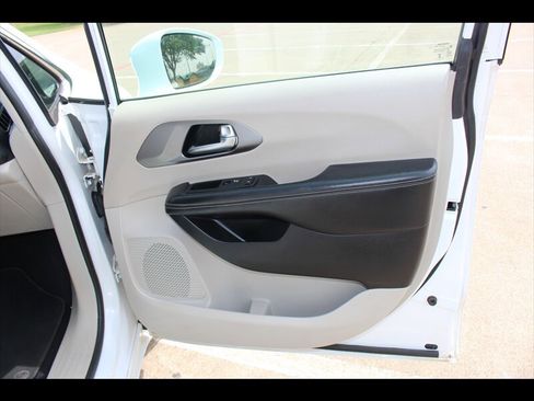 Used 2022 Chrysler Pacifica Touring-L FWD image 14