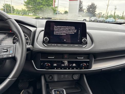 Certified 2024 Nissan Rogue SV w/ SV Premium Package AWD/4WD image 18